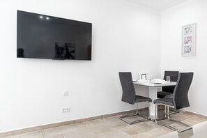 Basic Apartment | Dining - Central Vienna Elegant 1BR Apartment (Vienna)