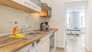 Mini-fridge, stovetop, cookware/dishes/utensils - Central Vienna Elegant 1BR Apartment (Vienna)