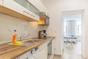 Basic-Apartment | Eigene Küche | Mini-Kühlschrank, Herdplatte, Kochgeschirr/Geschirr/Besteck