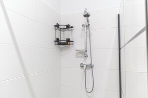 Appartamento Basic | Bagno | Doccia, set di cortesia gratuito, asciugacapelli, asciugamani