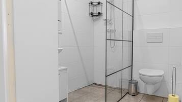Basic Apartment | Bathroom | Shower, free toiletries, hair dryer, towels