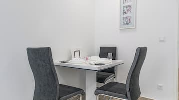 Basic Apartment | Dining