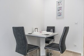 Basic Apartment | Dining - Central Vienna Elegant 1BR Apartment (Vienna)