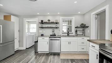 Een koelkast, een magnetron, een oven, een kookplaat