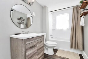 Secador de cabelo, toalhas de banho, papel higiênico 