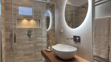 Jetted bath, hair dryer, bidet, towels