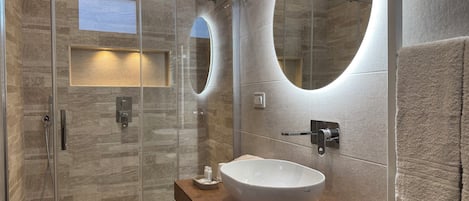 Whirlpool, Haartrockner, Bidet, Handtücher