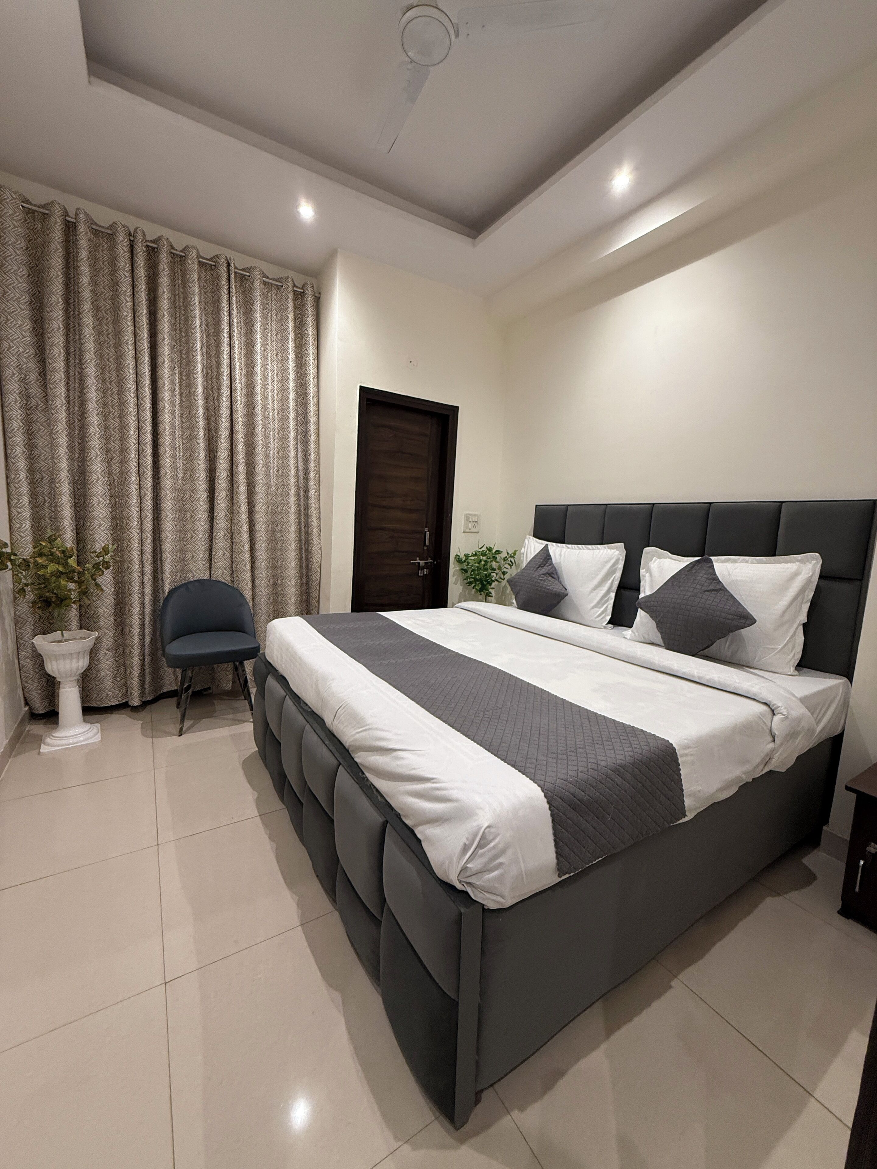 Schreibtisch, laptopgeeigneter Arbeitsplatz, kostenloses WLAN