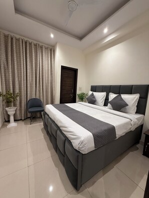 Desk, laptop workspace, free WiFi - Hotel Royal India - New Palam Vihar (Gurugram)