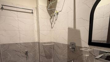 Familienstudio, Stadtblick | Badezimmer | Dusche, kostenlose Toilettenartikel, Haartrockner, Handtücher