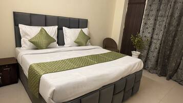 Studio dành cho gia đình, quang cảnh thành phố | Bàn, khu vực làm việc phù hợp cho laptop