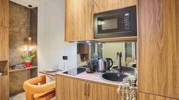 Fridge, microwave, stovetop, coffee/tea maker