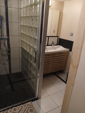 Shower, towels, soap, toilet paper - 90 m2 air-conditioned apartment with terrace (Aubière)