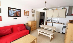 Living area - Apartment in Aigues-mortes Near Beach (Le Grau-Du-Roi)