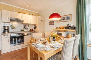 Fridge, microwave, oven, stovetop - Comfortable vacation home Seeadler in Korswandt, terrace and proximity to the lake (Korswandt/Usedom)