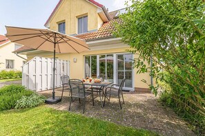 Outdoor dining - Comfortable vacation home Seeadler in Korswandt, terrace and proximity to the lake (Korswandt/Usedom)