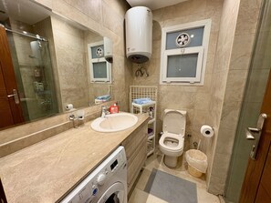 ヘアドライヤー、タオル、石鹸、トイレットペーパー