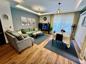 Smart TV - Serene & Styled 1BR Retreat in Compound - families & single travelers only (Giza Governorate)