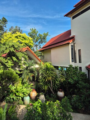 Property grounds - Newly Renovated 4-bedroom villa Sea View, large pool, outside dining Koh Samui (Koh Samui)