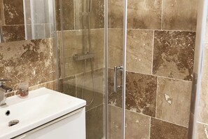 Hair dryer, towels, soap, toilet paper - T2 Biarritz Jardin Public. Ocean view with balcony (Biarritz)
