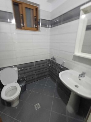 Tremannsrom, balkong | Bad