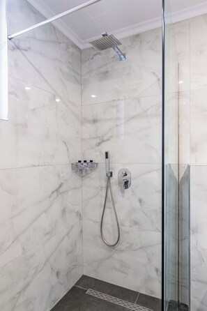Kamar Keluarga, balkon | Kamar mandi | Shower, handuk,  dan tisu toilet