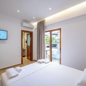 Basic Triple Room | Free WiFi, bed sheets - Marilena's Garden (Ksamil)