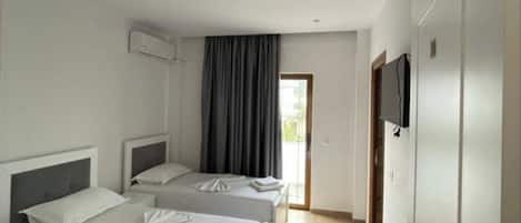 Triple Room, Balcony | Free WiFi