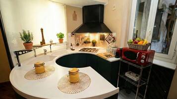 Apartment, 2 Bedrooms, Air conditioning | Private kitchen