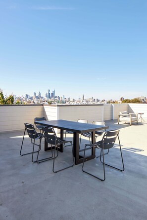 Outdoor dining - Live the Vibe: Modern 1BR in Fishtown (Philadelphia)