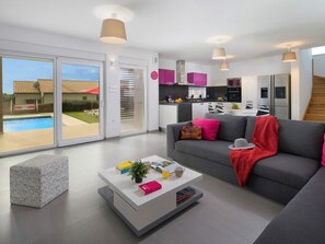 TV - Modern villa with pool, garden and sea view for 8 people in Istria (Galižana)
