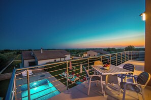 Outdoor dining - Modern villa with pool, garden and sea view for 8 people in Istria (Galižana)