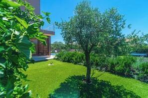 Property grounds - Modern villa with pool, garden and sea view for 8 people in Istria (Galižana)