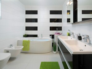 Shower, jetted tub, hair dryer, bidet - Modern villa with pool, garden and sea view for 8 people in Istria (Galižana)