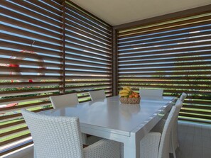 Outdoor dining - Modern villa with pool, garden and sea view for 8 people in Istria (Galižana)