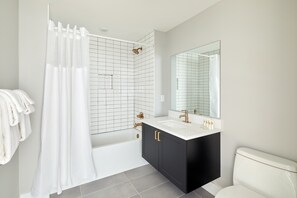 Shower, hair dryer, towels, shampoo - Trendy One-Bedroom in Hip Fishtown (Philadelphia)