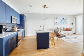 Een koelkast, een magnetron, een oven, een kookplaat