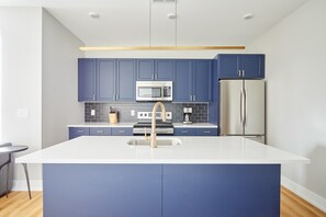 Fridge, microwave, oven, stovetop - Inspired Haven in Philly (Philadelphia)