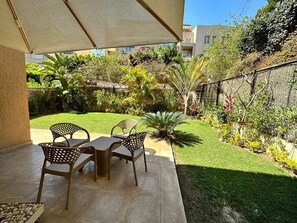 Outdoor dining - Top rated 1 BR+private garden in compound - families & single travelers only (Giza Governorate)