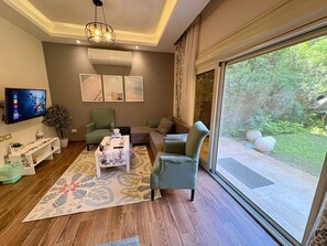 Living area - Top rated 1 BR+private garden in compound - families & single travelers only (Giza Governorate)