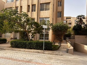 Exterior - Top rated 1 BR+private garden in compound - families & single travelers only (Giza Governorate)