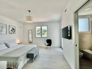 Chambre Double, terrasse | Rideaux occultants, chambres insonorisées, fer et planche à repasser