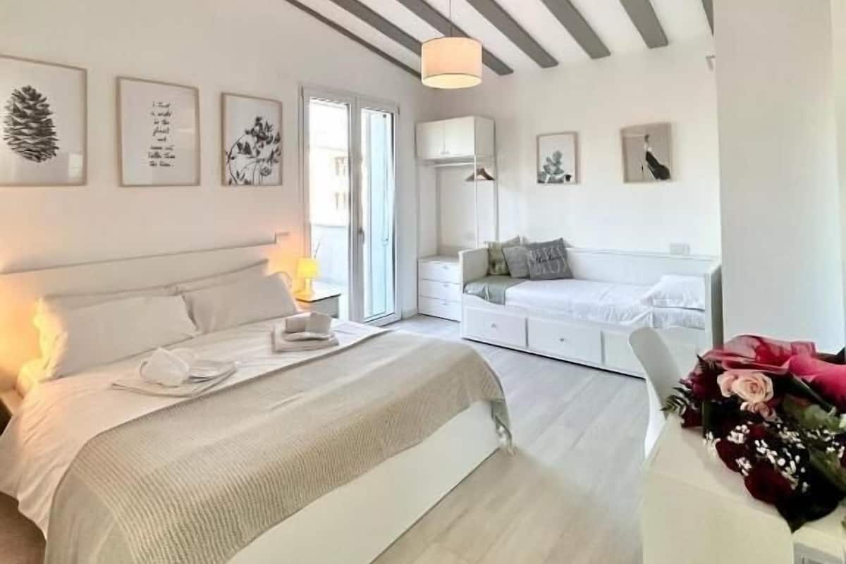 Tremannsrom, terrasse | Blendingsgardiner, lydisolert, strykejern/-brett og wi-fi (inkludert)