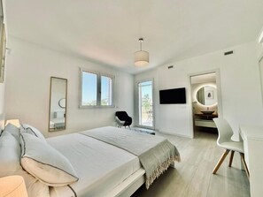 Chambre Double, terrasse | Rideaux occultants, chambres insonorisées, fer et planche à repasser