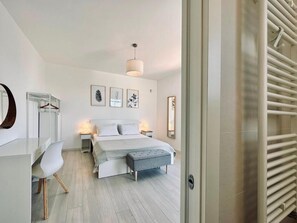 Chambre Double, terrasse | Rideaux occultants, chambres insonorisées, fer et planche à repasser