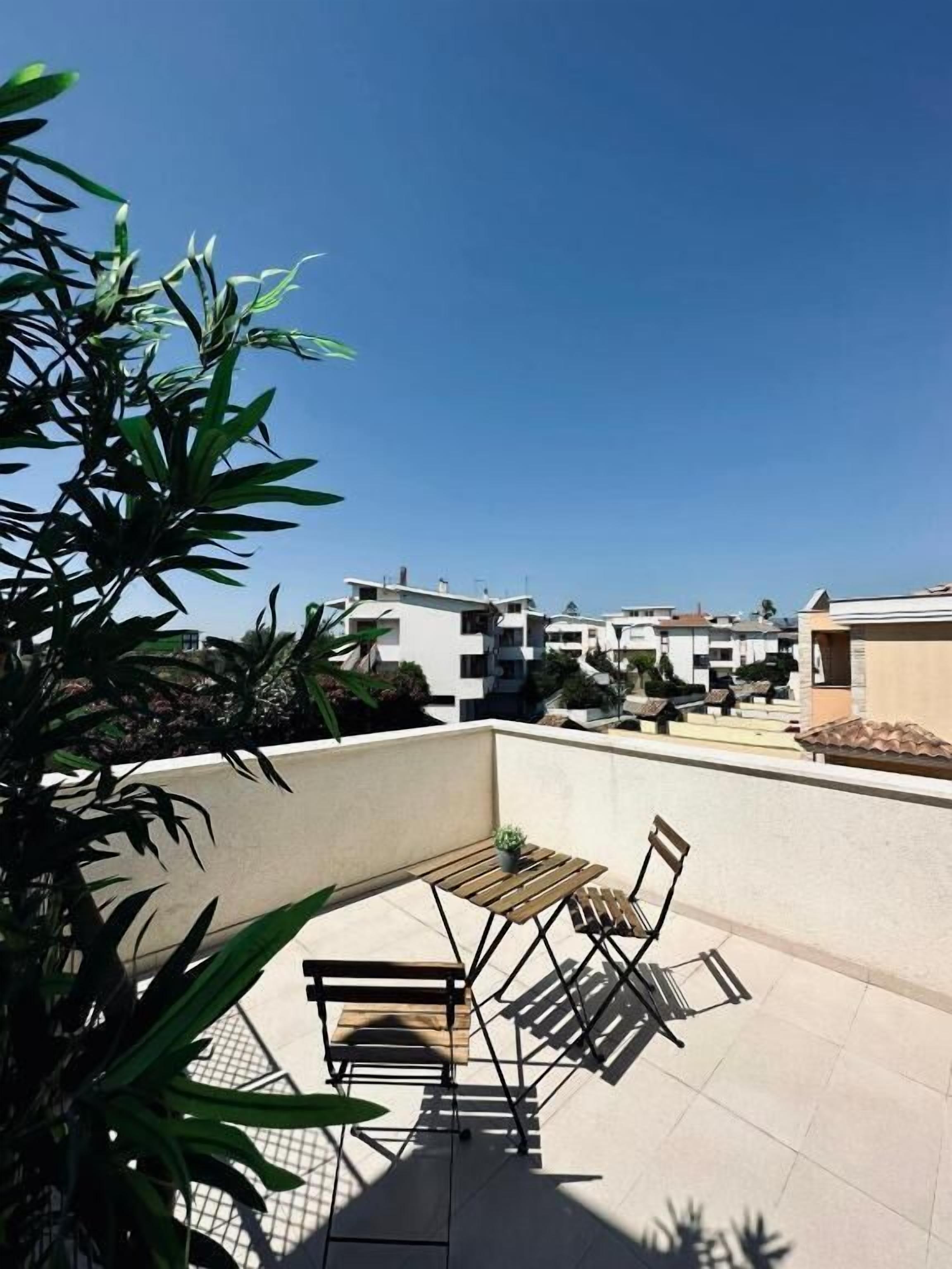 Chambre Triple, vue cour intérieure | Enceinte de l’hébergement