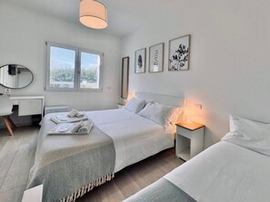 Chambre Triple, vue jardin | Rideaux occultants, chambres insonorisées, fer et planche à repasser