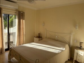 Tabla de planchar con plancha, wifi gratis y ropa de cama 