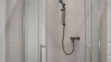 Basic Apartment | Bathroom | Separate tub and shower, free toiletries, towels, soap