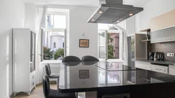 Basic-Apartment | Eigene Küche | Kühlschrank, Mikrowelle, Ofen, Herdplatte